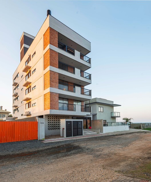 Residencial 09 — fachada lateral